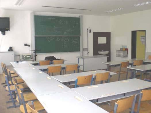 Raum EG 04 Beschreibung: Raum EG 04 ist ein normaler Klassenraum (8,96 x 7,15 x 3 m) für 31 Schüler mit normalem Putz und Parkettboden (Holz).