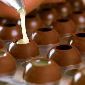 Er revolutionierte die Truffes-Herstellung, indem er ein neuartiges Verfahren zur Anfertigung von dünnwandigen Schokoladen-Hohl kugeln erfand.