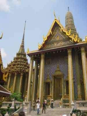 Diese Reise aber geht weiter über Vientiane, der Hauptstadt von Laos, nach Kambodscha und zu den für viele Weitgereiste schönsten und prachtvollsten Tempelanlagen der Welt, nach Angkor Wat.