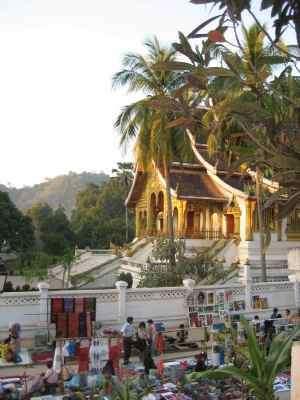 Luang Prabang Dorf in Laos Tempelanlage Bayon der 1513 während der Regierungszeit von Chao Wisunalat gebaut wurde und heute der älteste noch genutzte Tempel in Luang Prabang ist.