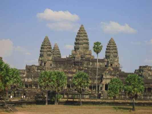 Angkor Wat Tempelanlage Ta Phrom Sonnenuntergang am Mekong Königspalast in Phnom Penh Freitag: Phnom Penh - Siem Reap (320 km) Fahrt mit dem Mekong Express Bus von Phnom Penh nach Siem Reap.