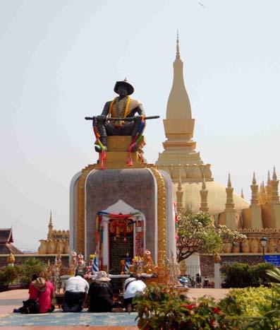 ganz mit goldener Farbe bemalte, Stupa ist 30 Meter hoch und war ursprünglich mit Blattgold bedeckt (Abb. 20; WULF ET AL. 2011). Putaxai Das Putaxai (Siegestor, Abb.