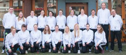 Über neue Präsentationsanzüge freuen sich die 1. und 2. Damenmannschaft der SG Listrup/Leschede.