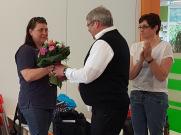 Dieses haben das Team, die Leitung Angelika Hermes und Pastor Langkamp zum Anlass genommen und Frau Stein mit einem Blumenstrauß und einem kleinen Präsent zu überraschen.