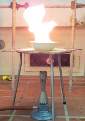 lassen. Petroleumbenzin bildet erst bei erhöhter Temperatur Dämpfe aus, weswegen es nötig ist, mit dem brennenden Glimmspan näher an die Flüssigkeit heranzugehen.