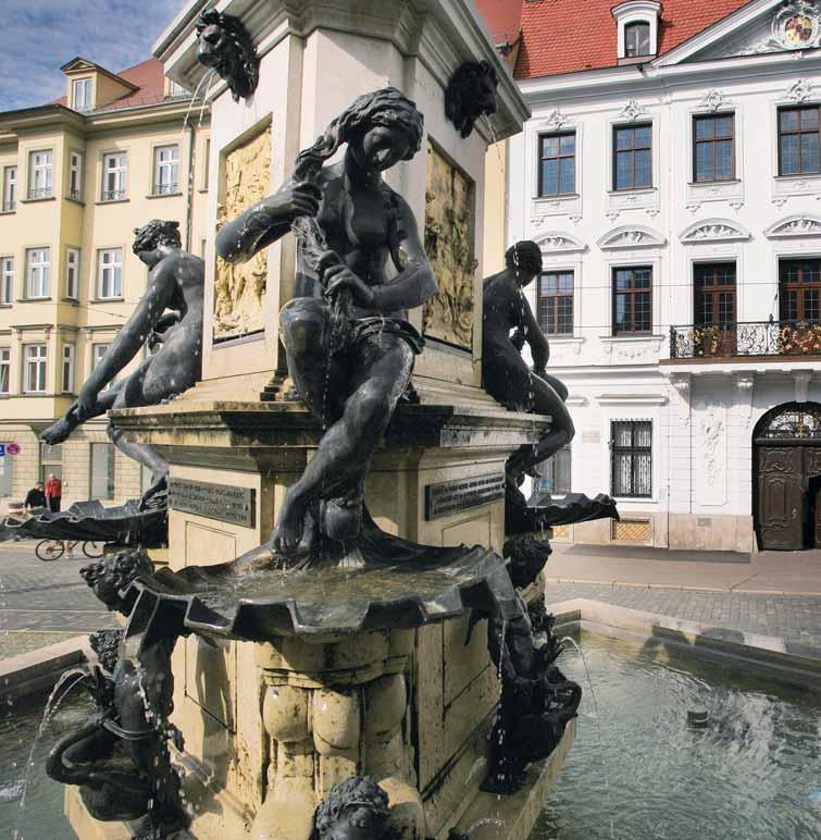 Der 1602 in Betrieb genommene Brunnen bildete den End- und Höhepunkt der Augsburger Investitionen in Brunnenkunst, die mit Hubert Gerhards Augustusbrunnen begannen (Foto rechte Seite).