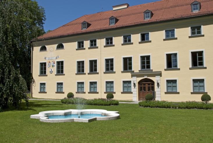 Schloss und Park entsprechen heute weitgehend der klassizistischen Anlage der Herzogin von Leuchtenberg.