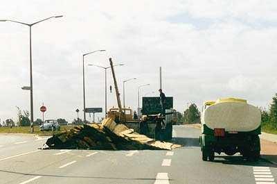 Vorwort Im ständig zunehmenden Güterverkehr auf der Straße wird die unzureichende Ladungssicherung immer häufiger als Ursache vieler Verkehrsunfälle mit schweren und tödlichen Folgen für