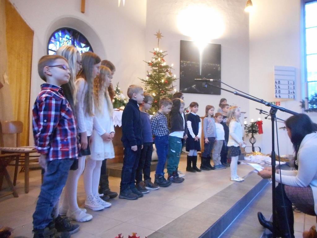 RÜCKBLICK: KRIPPENSPIEL 2016 Mittendrin ist Weihnachten Das alljährliche Krippenspiel am 24.12.2016 um 16.00 Uhr in der protestantischen Kirche in Rodenbach war auch in diesem Jahr wieder gut besucht.