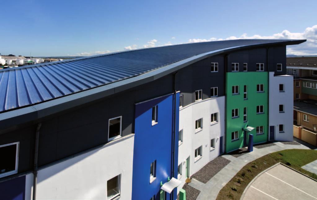 Kalzip Gebäudehüllen aus Aluminium Nachhaltig und wertsteigernd Alternative zur Sanierung: Dachverstand bei Bestandsgebäuden Wind, Wetter und UV-Strahlen lassen herkömmliche Dachbeschichtungen altern.