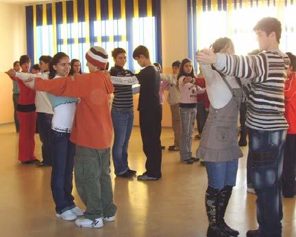Seite: 3/7 Internat der Tanzkurs, für den eigens ein Lehrer aus dem nahe gelegenen Albanien anreist. Insbesondere die Mädchen haben große Freude daran.