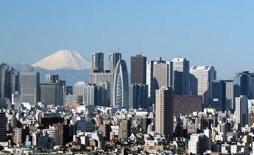 Tokio Japan Rund 36 Millionen Menschen leben im Großraum Tokio, und die pendeln meistens mit öffentlichen Verkehrsmitteln. Und nach den Zügen kann man die Uhr stellen, so pünktlich sind sie.