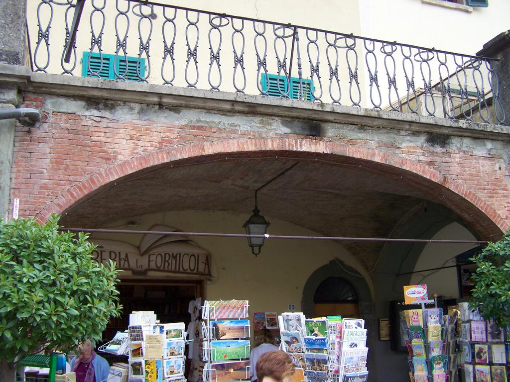Flaches Segmentgewölbe in Greve, Toscana mit Zugglied. Materialien für Gewölbekonstruktionen Als geeignetes Material wurden gebrannte Ziegel eingesetzt.