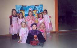 Auch die Pop-Mäuse sind bei den Faschingsauftritten in Egeln und Kroppenstedt dabei. Die 8 großen Mädchen der Dance-Factory bereiten sich auf die Jugendweihemesse 2007 in Aschersleben vor.