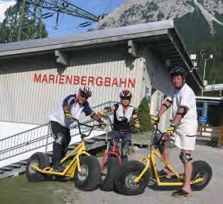 ) Mit der Almkopfbahn auf die Heiterwanger Hochalm mit dem Bergroller über das Berwangertal zum Ausgangspunkt zurück; 9,6 km Fahrspaß. Kinder können ab ca.