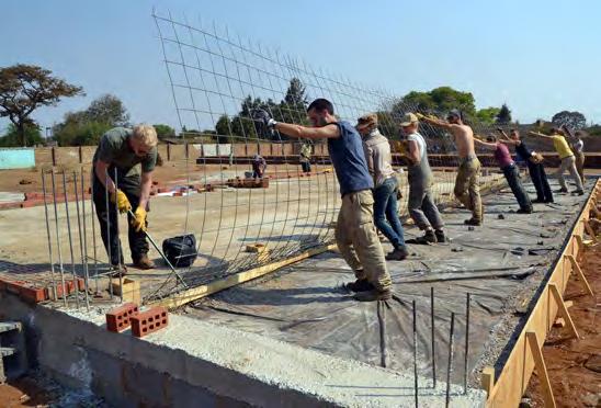 Armierung der Bodenplatte Vorfertigung der Dachträger aus Holz Projektverlauf Im Rahmen eines interdisziplinären Studentenentwurfs entwickelten 36 Studierende in Gruppenarbeit Entwürfe für ein