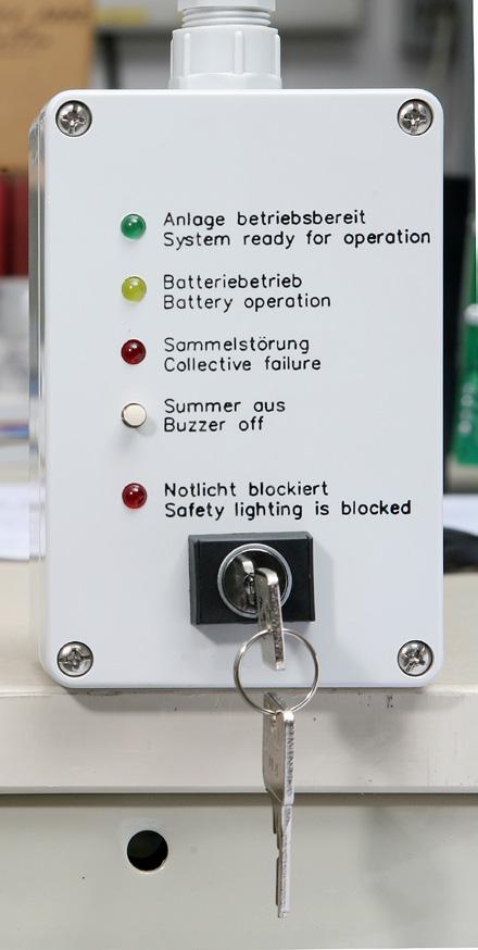 Absicherung je Endstromkreis für Netz- und Batterie OPTIONAL: MELDETABLEAU Meldung optisch und akustisch: - Anlage betriebsbereit, - Batteriebetrieb, - Sammelstörung, - Notlicht blockiert