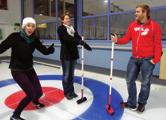 In der ersten halben tunde auf dem is zeigen wir Ihnen, wie man Curling spielt, und bringen Ihnen die wichtigsten technischen Fähigkeiten bei.