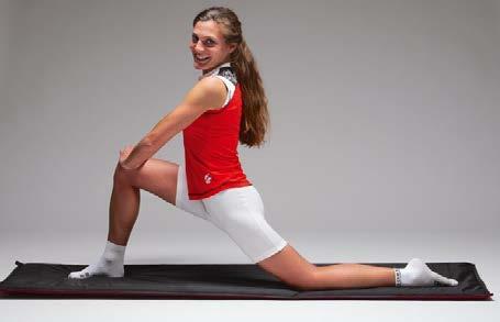 Umfassen Sie die Oberschenkelrückseite und ziehen Sie Ihr Bein zum Oberkörper.