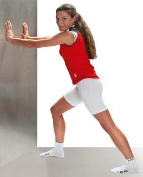 Waden Waden Weite Schrittstellung einnehmen, das vordere Knie beugen, das Hintere möglichst weit nach hinten ausstellen.