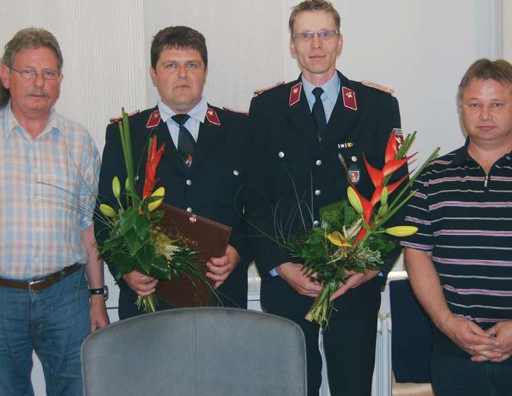 10 GEMEINDERAT BARLEBEN Bebauungspläne werden verändert Zu Beginn der Gemeinderatssitzung am 19. Juli 2012 standen Personalentscheidungen der Freiwilligen Feuerwehr auf dem Programm. Lars Bode (r.