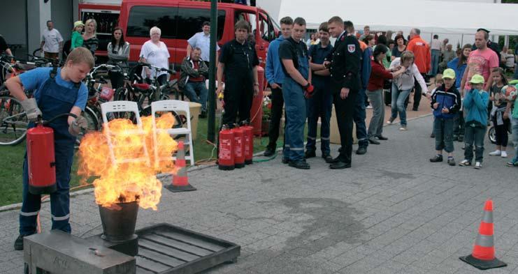 18 Mix Tag der Sicherheit bei der Meitzendorfer Wehr Zum ersten Mal veranstaltete die Freiwillige Feuerwehr Meitzendorf ihren Tag der offenen Tür als Tag der Sicherheit.