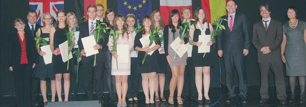 Im Blickpunkt 7 Der erste Abitur-Jahrgang am Internationalen Gymnasium Pierre Trudeau in Barleben. Acht der 13 Abiturienten schafften zur Premiere das Doppel, nämlich das zweisprachige AbiBac.