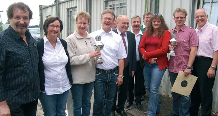 9 Die Pokalgewinner beim Unternehmerschießen mit Landrat Hans Walker und Ulrich Dürrmann, Vorsitzender des Barleber Schützenvereins, sowie Vereinsmitglied Eckhard Wallstab (im Hintergrund).