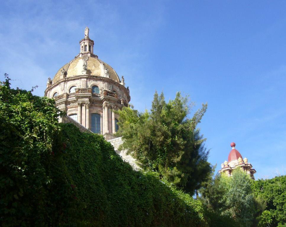 tag mexico city - teotihuacán- bernal - querétaro Am Morgen, nach dem Frühstück, begrüßt Sie ihr deutschsprachiger Reiseleiter. Sie starten mit einer Mexico City Stadtrundfahrt.