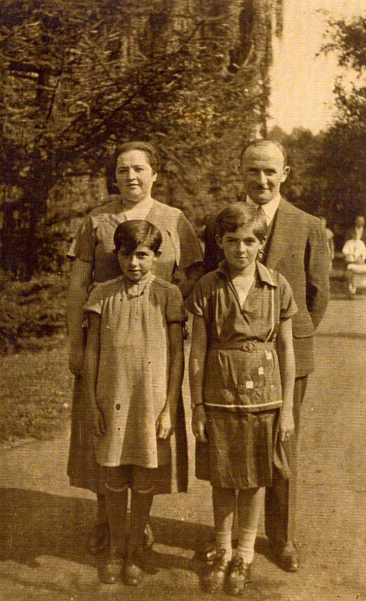 Familie Tepper 1 Änne und Markus Tepper mit ihren Töchtern Ruth und Fanny (Foto: Yad Vashem) Markus (*9.3.1895) und Ettel Änne (*20.9.1896) Tepper lebten mit ihren in Recklinghausen geborenen Kindern Fanny (*30.