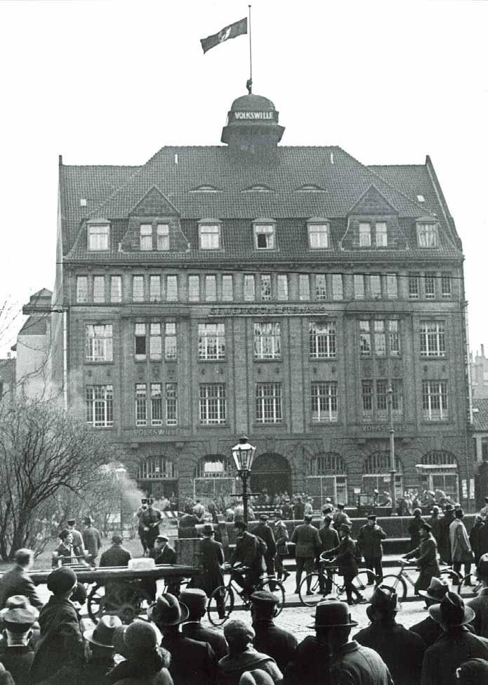 Bewaffnete SS-Männer dringen durch das Restaurant in das Gewerkschaftshaus ein, treiben Personal und Besucher zusammen, demolieren Walter Ballhause (Foto links), dem es gelingt, die Ereignisse