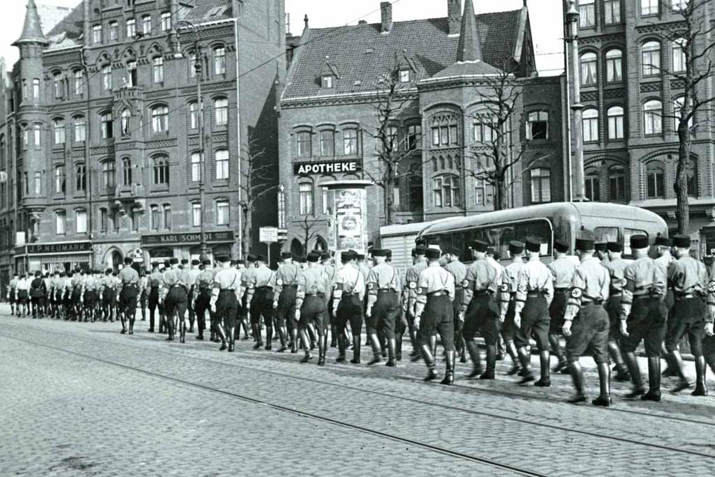April 1933, stempelte und bemerkte, dass am Eingang zur Herrenhäuser Allee ein sehr großer Trupp SA-Leute sich versammelte. Ich bin dieser Truppe nachgegangen.