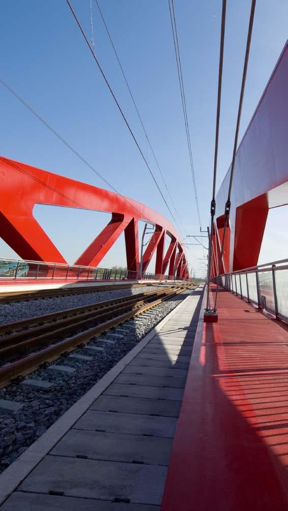 Prägendes Bauwerk der 50 km langen Neubaustrecke zwischen Zwolle und Lelystad ist die neue IJsselbrücke aufgrund ihrer Farbgebung liebevoll auch Rotes Luder genannt.