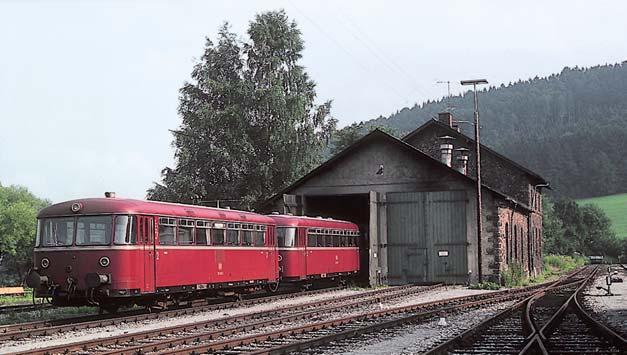 Die Stammlok für kleinere Transporte war dabei die ständig in Passau stationierte 360 220 hier im Winter 2000/2001 unterwegs zwischen