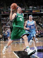 2009-02-12 NOWITZKI WILL BLEIBEN Dirk Nowitzki wechselt nicht zu einem anderen Team NBA Star Dirk Nowitzki spielt für die Dallas Mavericks.