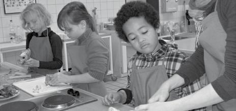 / 8 / Bildung / Foto: SchlauFox e.v. Selber kochen statt Fertigessen: die kleinen Köche bei der Arbeit. BILDUNG BEGINNT IM MAGEN SCHLAUFOX E.V.: Bildung kann sooo lecker sein!