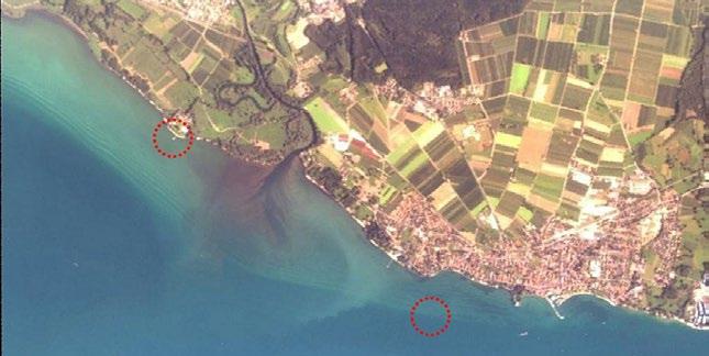 Abb. 6-1: Schussenmündung und Flusswasserfahne, mit eingezeichneter Lage des Strandbades Eriskirch und der ISF-Messstation im Flachwasserbereich vor Langenargen (Satellitenbild: DLR) Abb.