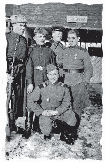 Sowjetisches Speziallager Nr. 2 / 1945-1950 Arbeitsblatt der Gedenkstätte Buchenwald Das sowjetische Lagerpersonal 2 Woher stammt das Foto?