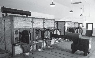 Eine alte herzögliche Jagdschneise des Schlosses wurde 1937 von den Architekten des Konzentrationslagers für den Verlauf des Lagerzauns genutzt.