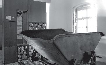 Ausstellung Konzentrationslager Kunstausstellung Im ehemaligen Gebäude der Effekten-, Kleider- und Gerätekammer des KZ befindet sich die Ausstellung zur Geschichte des Konzentrationslagers.