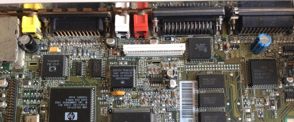 Installation Amiga 1200 Vor der Installation des Adapters UNBEDINGT darauf achten, dass der Computer vom Stromnetz GETRENNT ist!