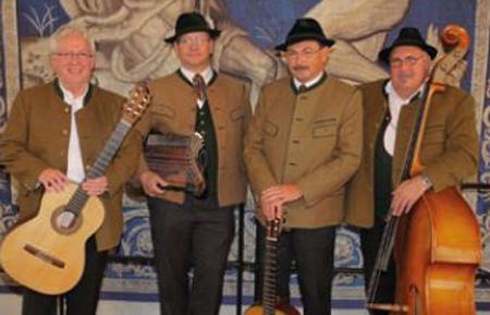 Die Gröbenbach Musi Heinz Neumaier, Hubert Blaser jeweils an der Gitarre Karl Schabmair am Kontrabass und dazu der Zitherspieler Roman Messerer alias Gröbenbach Musi sind mit vier Stückln auf der CD