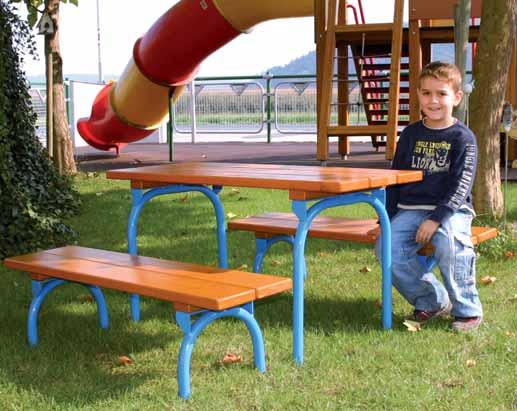 00 * Tisch und Sitzflächen aus HPLPlatten * Fußkonstrukt.