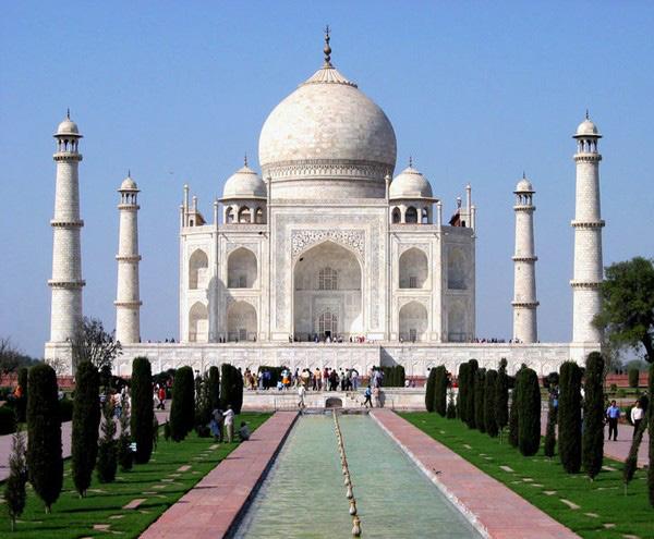 Die Baudenkmäler der Stadt stehen unter dem Schutz der UNESCO und gehören damit zum Weltkulturerbe. Danach Weiterfahrt nach Agra mit Besichtigung des Agra Forts, auch als Rotes Fort bekannt.