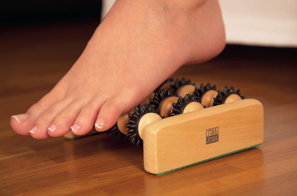 Tipp 9: Fußmassage und Fußgymnastik Sanfte Fußmassagen, zum Beispiel unter Einsatz eines Fußrollers, sind gerade auch nach dem täglichen Fußbad angenehm, entspannend und belebend.