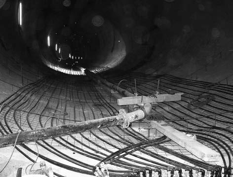 52 Bild 42: Beispiel einer Tunnelsohlbelegung denheizungen oder Flächenkollektoren die Absorberleitungen in der Ausgleichsschicht zwischen Außenschale und Sohle angeordnet werden.