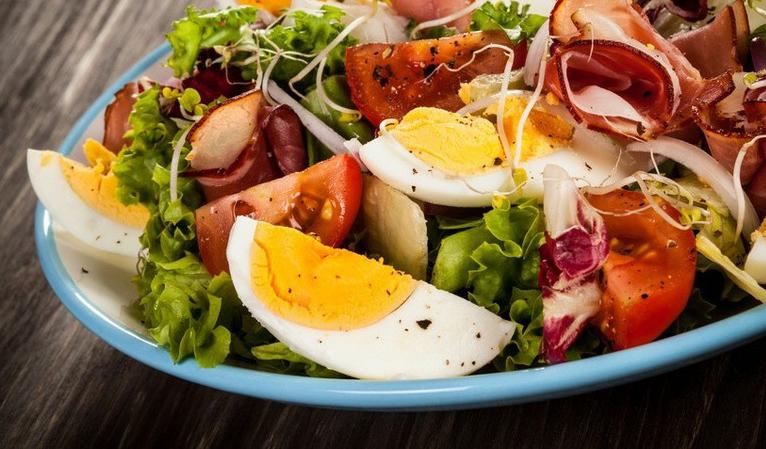 Stellen Sie sich einen Salat ganz nach Ihren Wünschen zusammen... Alle Salate werden mit Brötchen und Kräutercreme serviert. Sie können wählen zwischen Essig & Öl, 8 Joghurt- oder French-Dressing.