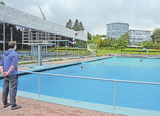 Da hat die Schwimmbadkasse schon bessere Eröffnungstage erlebt in den vergangenen 79 Jahren seit dem Bau des Licht- und Luftbades an der Altkönigstraße 1937.