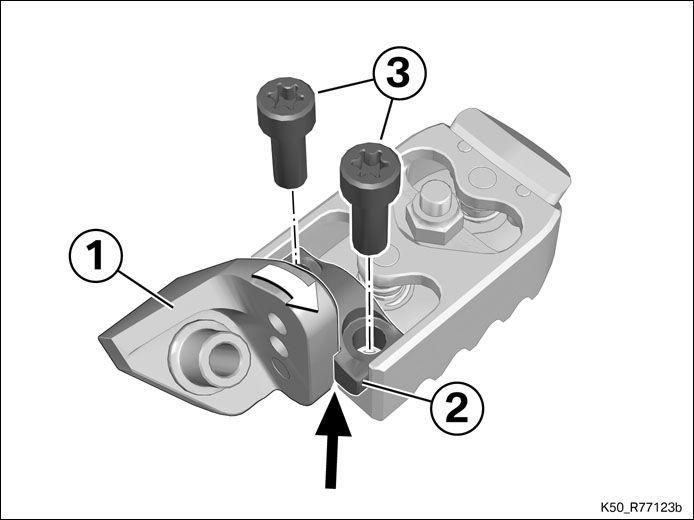 Schrauben (3) handfest einbauen. Träger für Fußraste (1) an Anschlag (Pfeil) des Klemmbocks (2) anliegen lassen und Schrauben (3) festziehen.