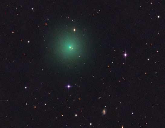 ASAS-SN [3] Auf länger belichteten Aufnahmen vom 23. und 25. Juli erscheint der Komet als kleines, grünliches, verwaschenes Fleckchen mit einer hellen zentralen Kondensation (Abb. 3, 4): Abb.